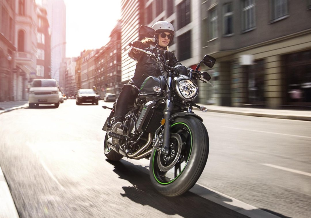 Femme conduisant une moto Kawasaki Vulcan S 650 - moto femme