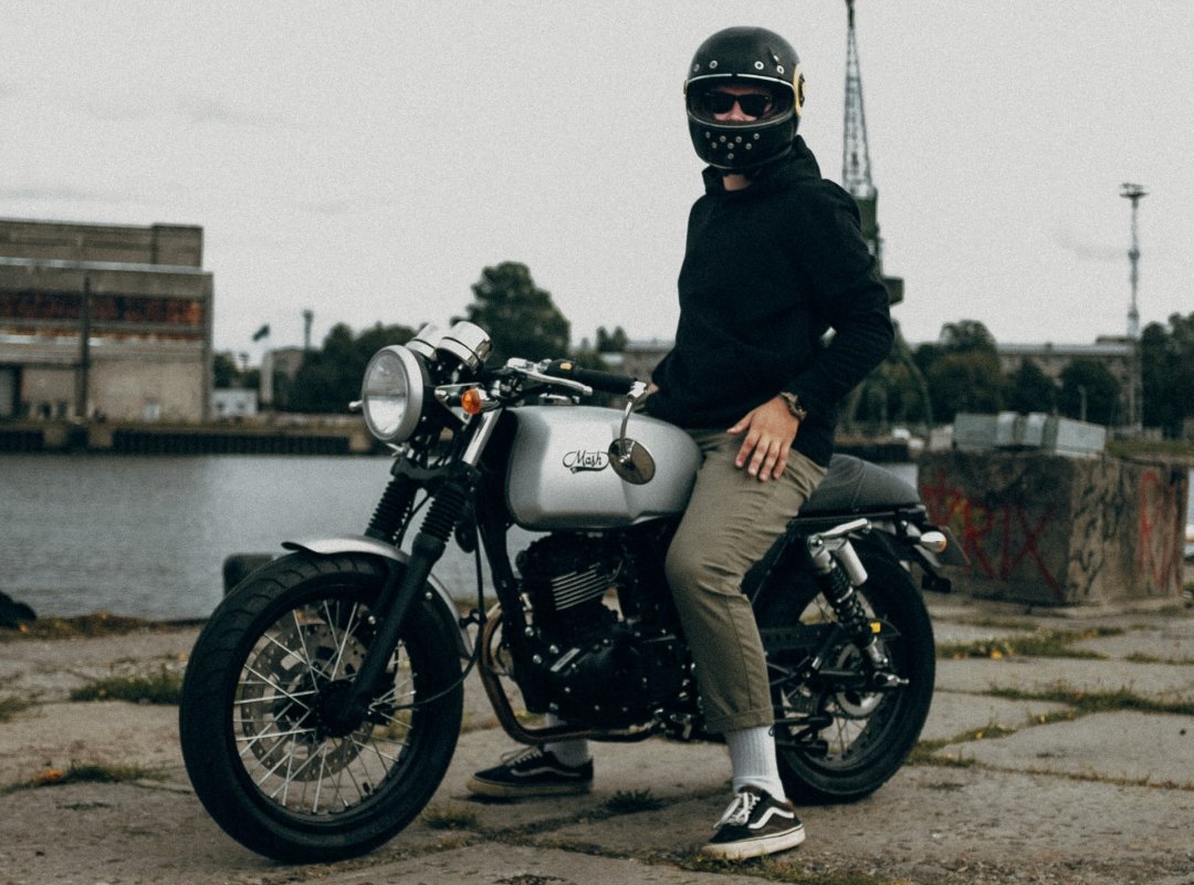 Homme se tenant sur une moto de la marque Mash