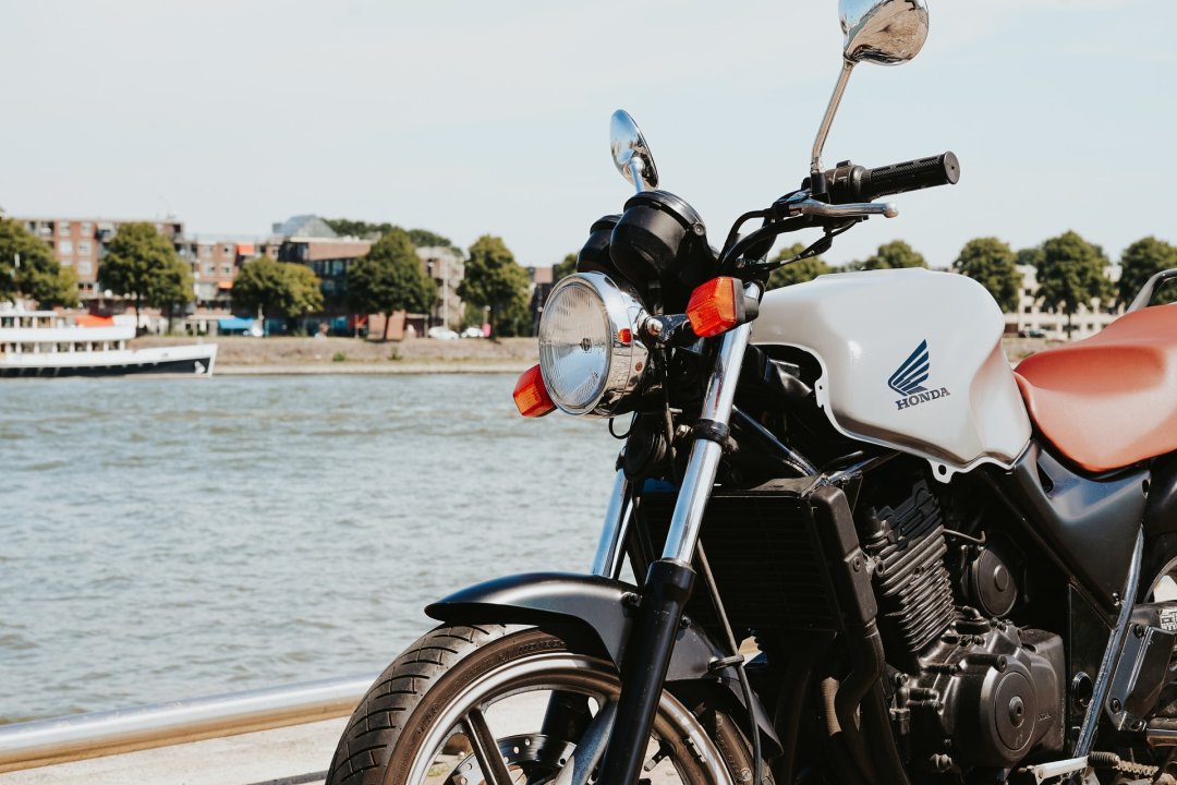 Moto de la marque Honda de couleur blanche