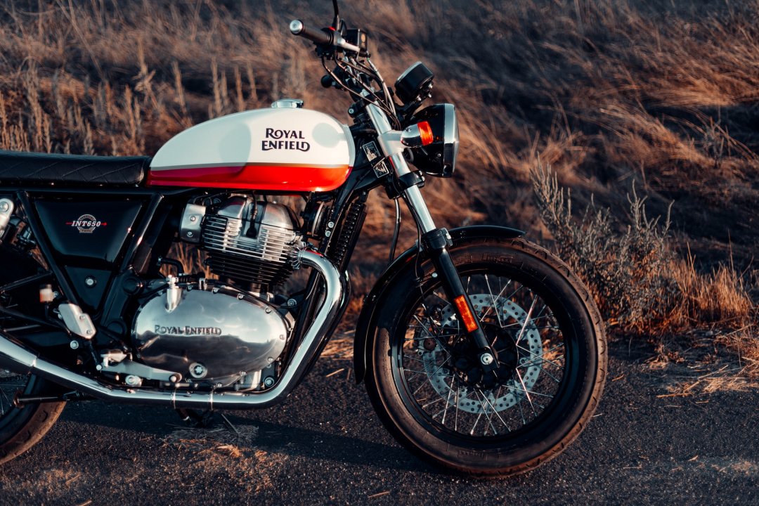 Moto Royal Enfield de couleur blanche et rouge - marque de moto