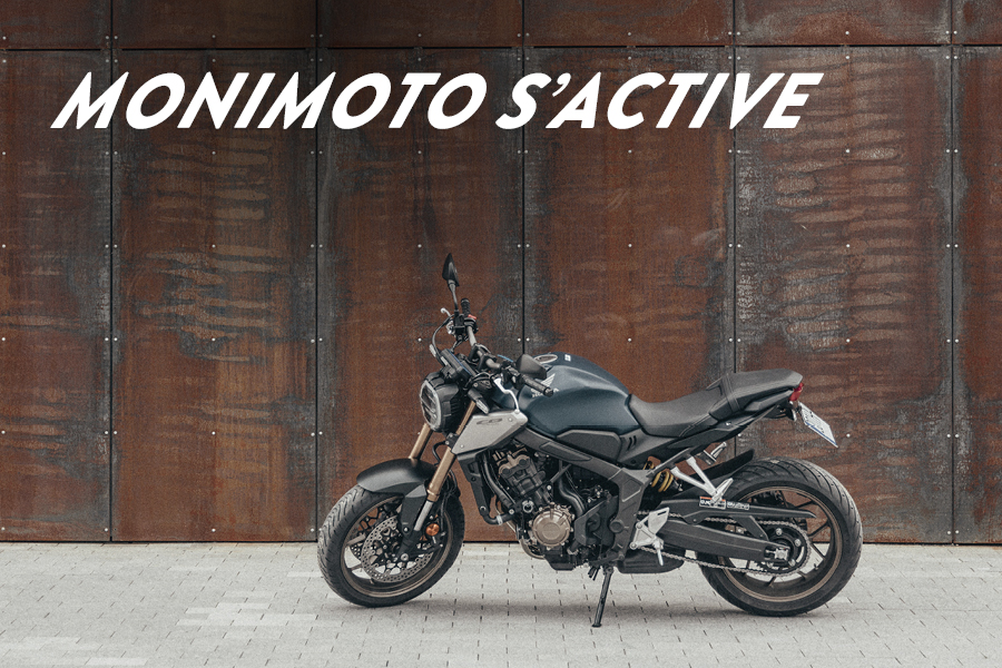 Moto garée avec appareil Monimoto caché