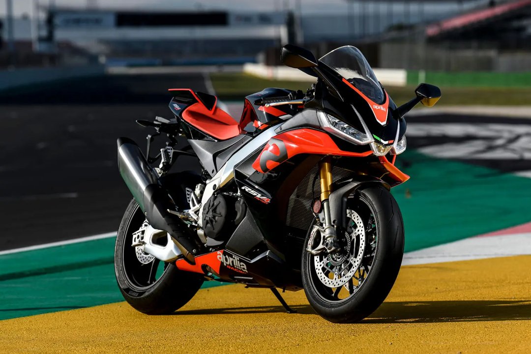 Moto Aprilia RSV4 de couleur noire garée sur une route - moto 1000cc