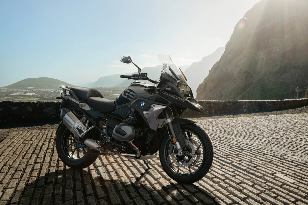 Moto BMW R1250GS noire garée en extérieur