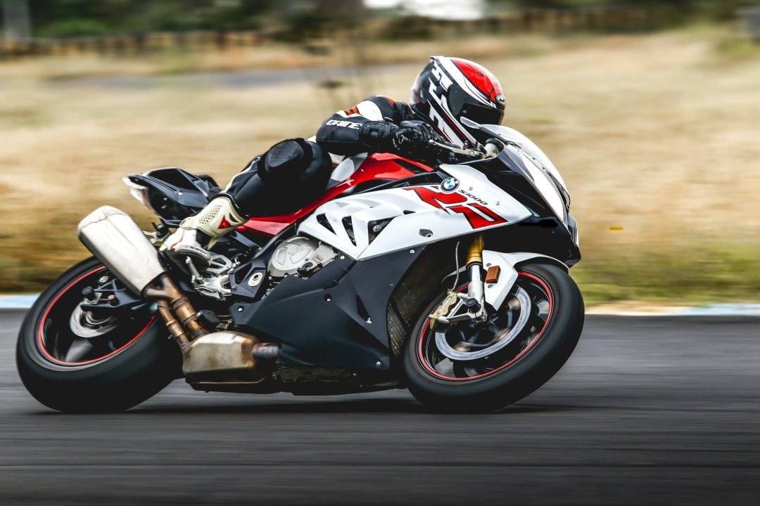 Moto BMW S1000 RR pilotée sur circuit - moto 1000cc