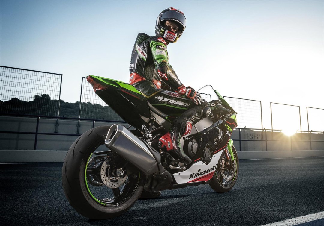 Homme se tenant sur une moto 1000cc Kawasaki ZX-10R - moto 1000cc