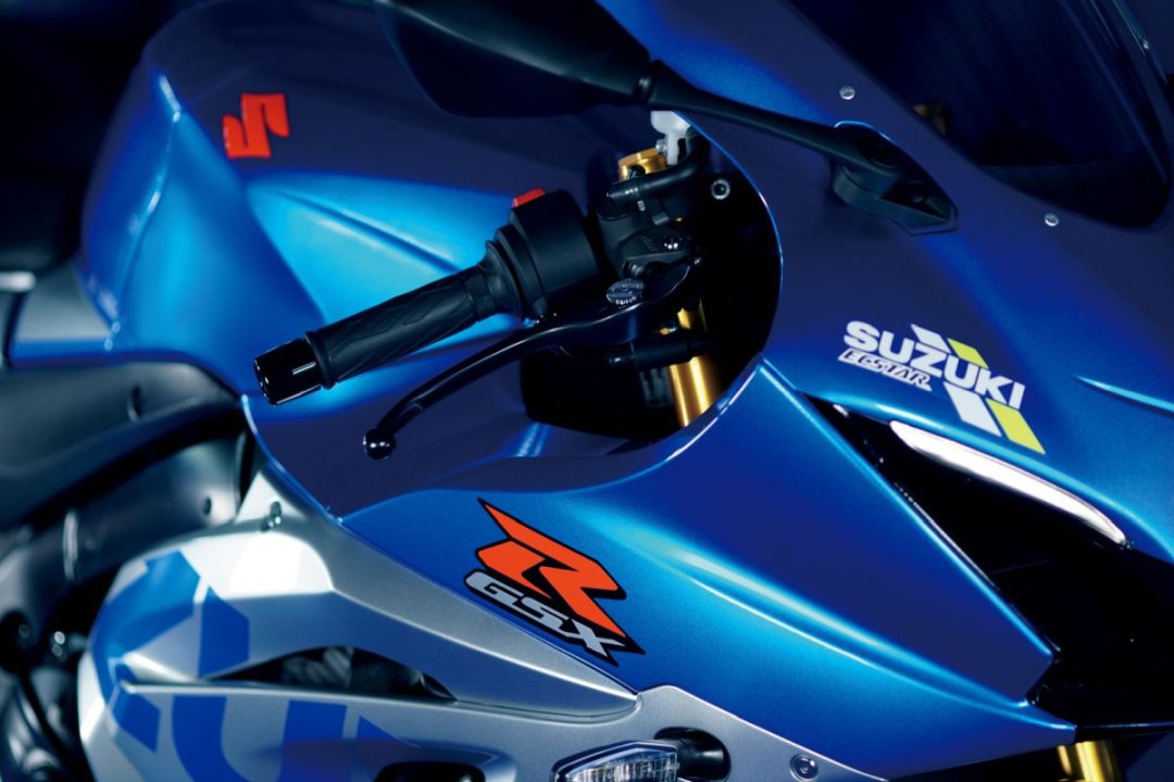 Gros plan d’une moto Suzuki GSX-R 1000 R bleue - moto 1000cc