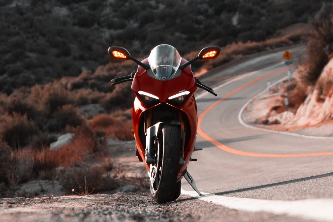 Moto 1000 cm3 de couleur rouge garée en bord de route