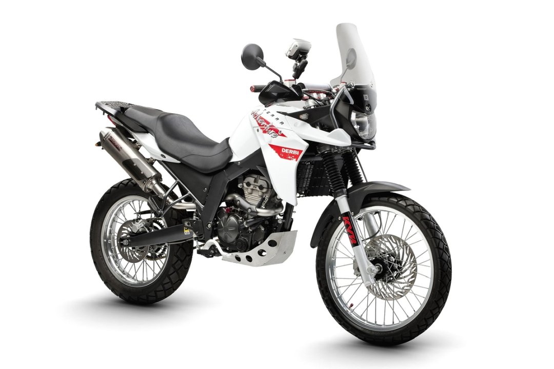 Moto 125 Derbi Terra Adventure de couleur blanche