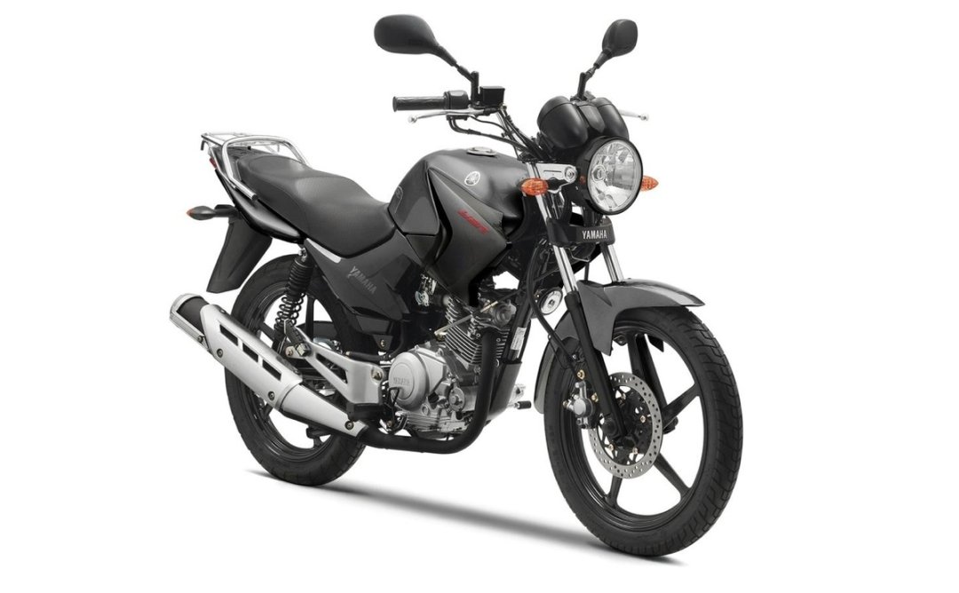 Moto 125 Yamaha YBR de couleur noire