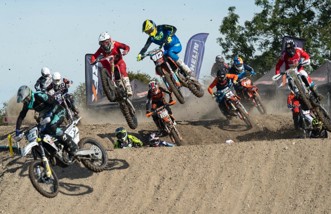 Personnes participant à une course de moto cross