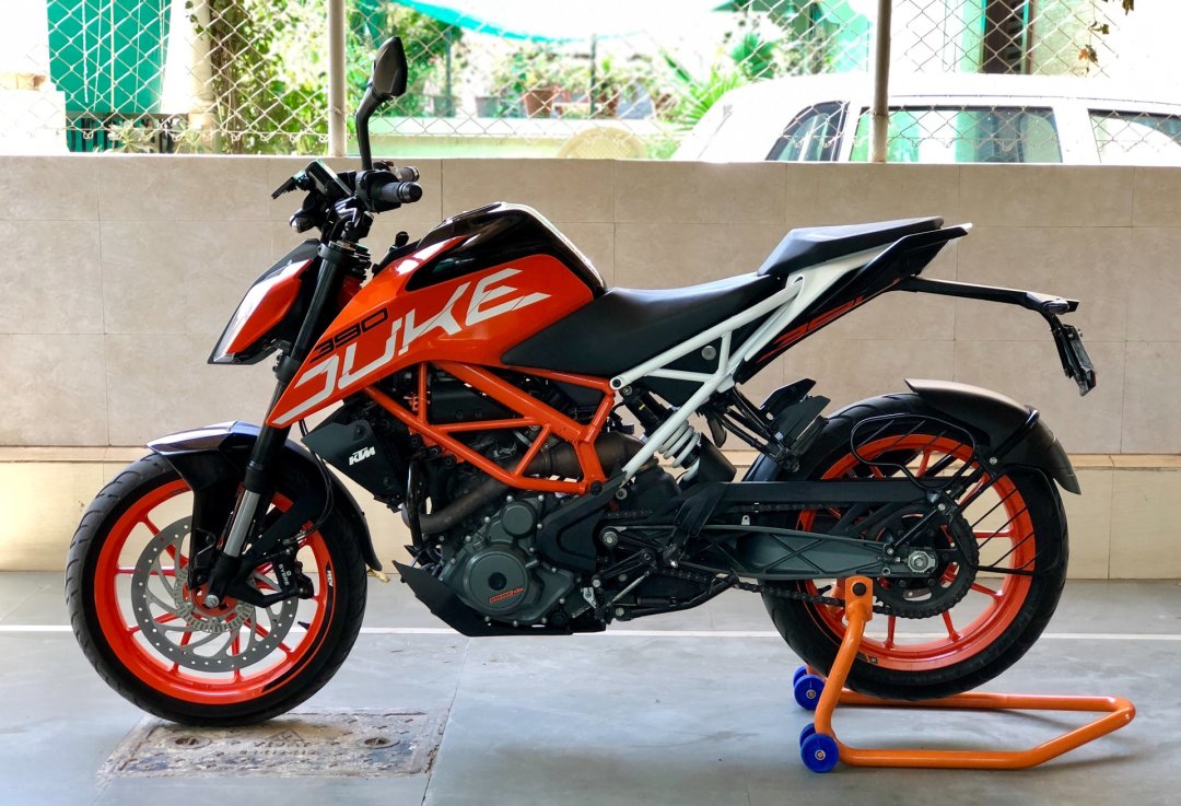 Moto KTM 390 Duke de couleur orange sur sa béquille centrale