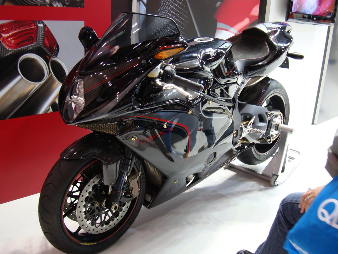 MV Agusta F4 1080 CC 2007 de couleur noire - moto la plus rapide du monde