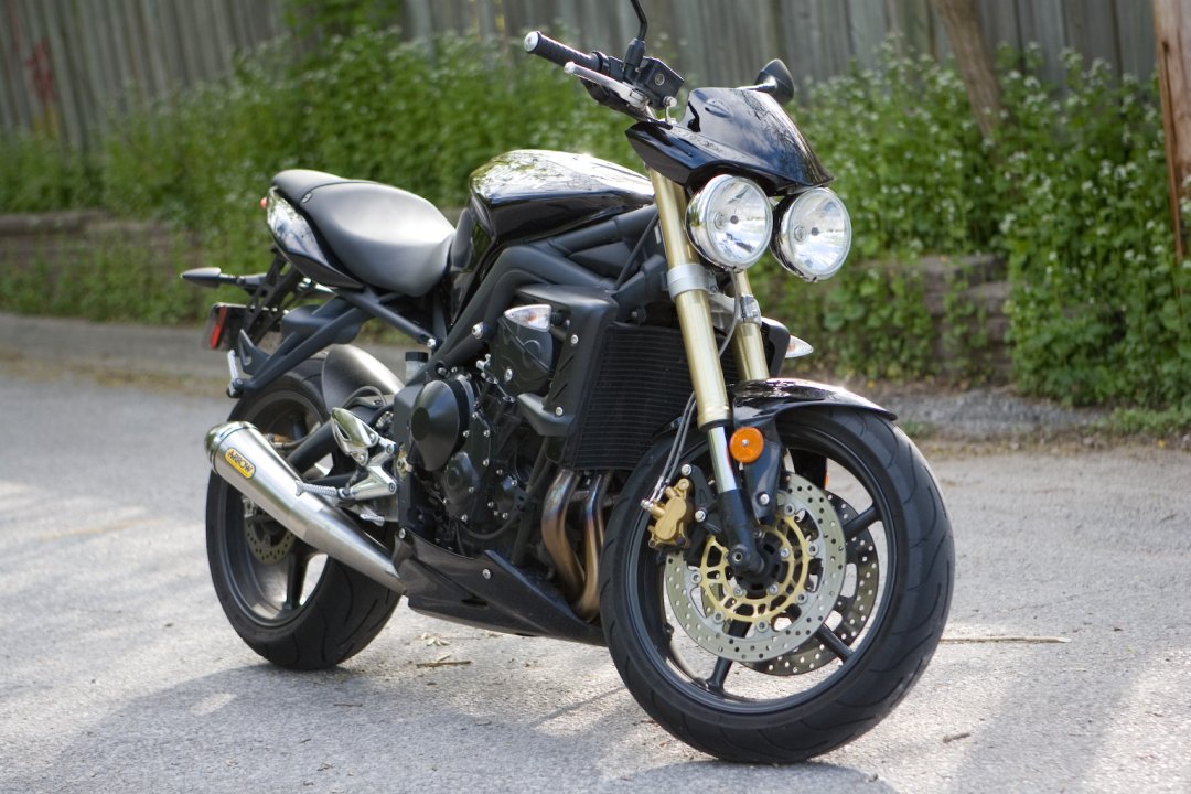 Meilleur roadster fiable Triumph Street Triple de couleur noire