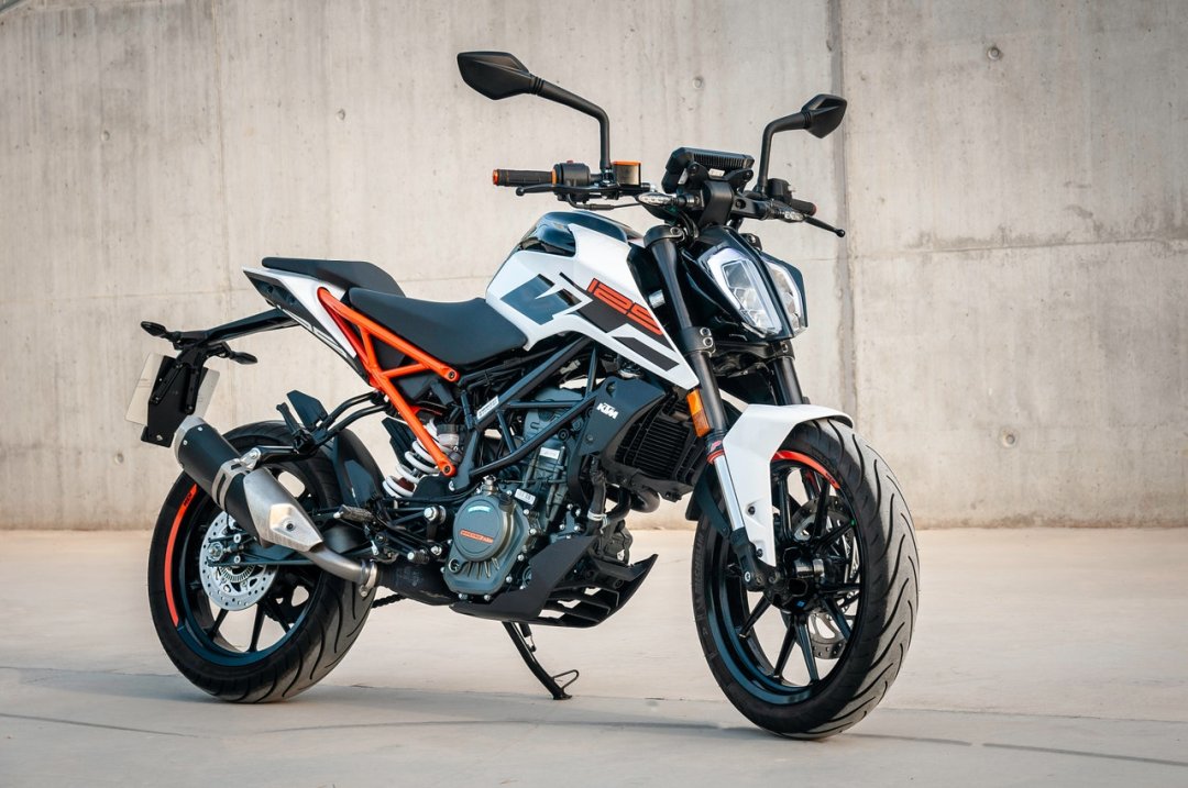 Type de moto roadster KTM Duke 125 de couleur noire, blanche et orange