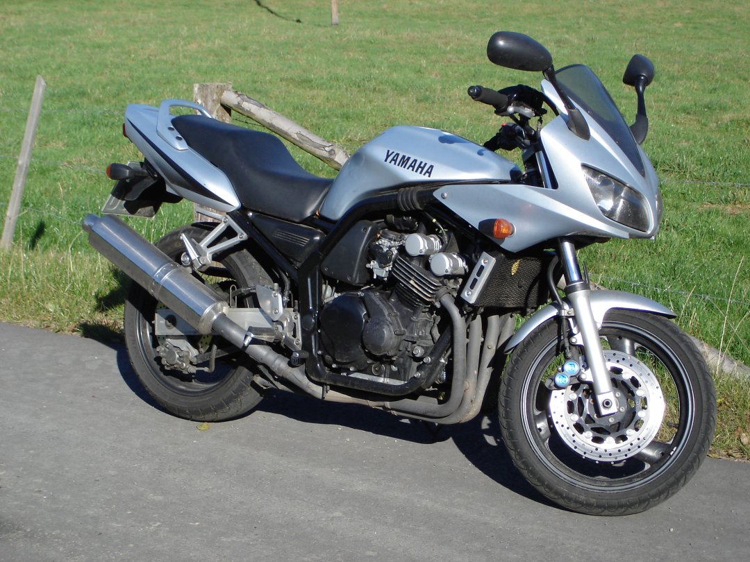 Meilleur roadster fiable Yamaha FZS 600 Fazer phase 2 de couleur grise