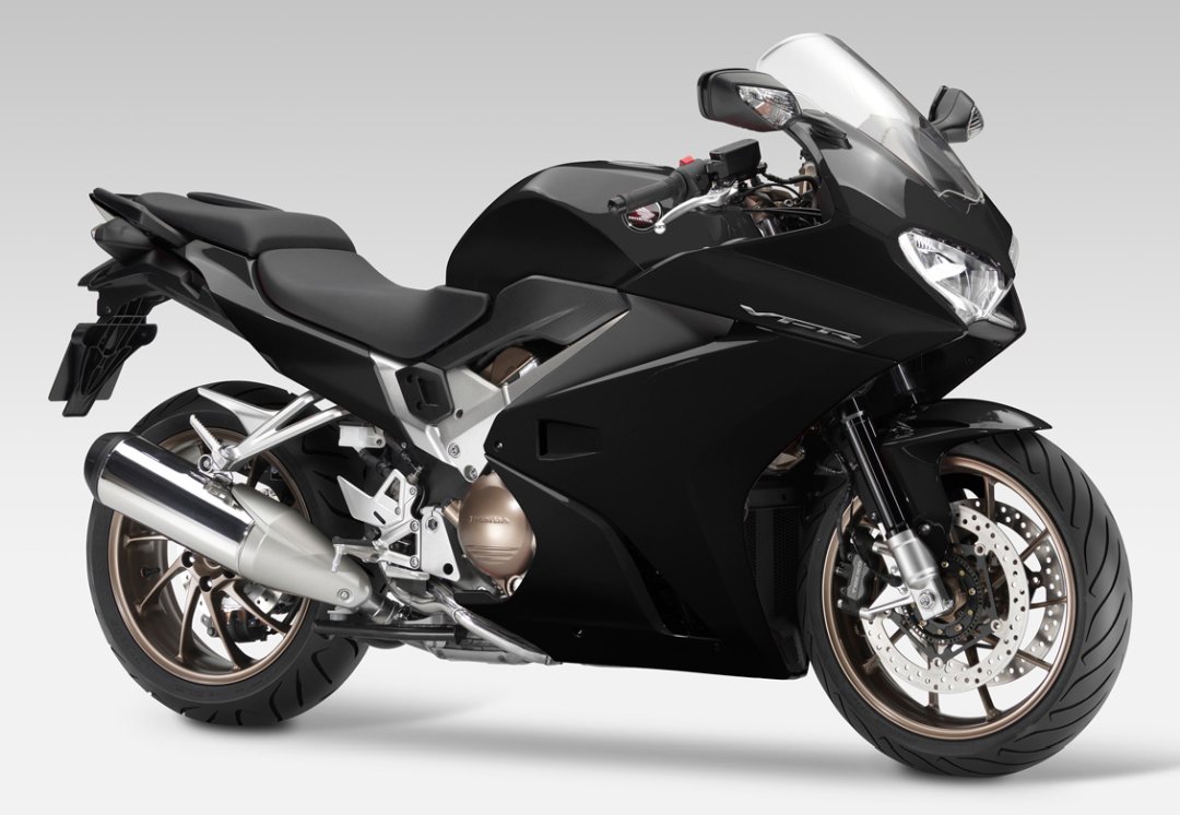 Moto routière Honda VFR 800 F de couleur noire