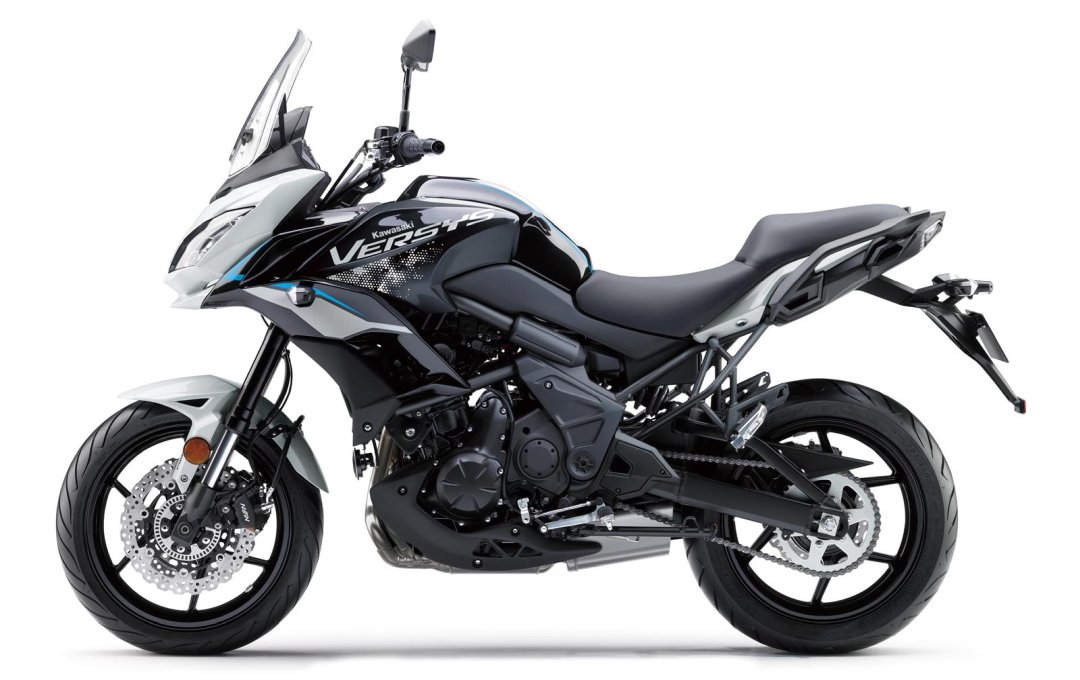 Moto routière A2 Kawasaki Versys 650 de couleur blanche, noire et bleue