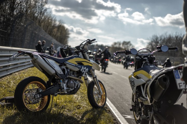 Compétition de supermotard sur un circuit fermé