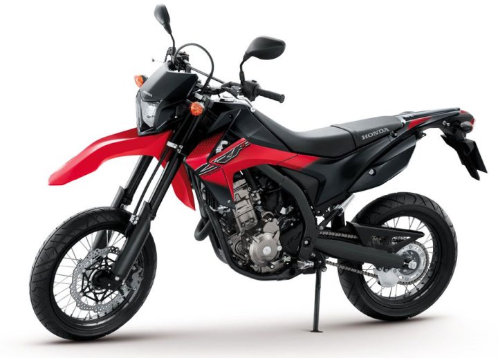 Supermotard Honda CRF 250 M de couleur rouge et noire