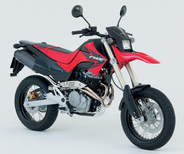 Supermotard Honda FMX 650 de couleur rouge et noire