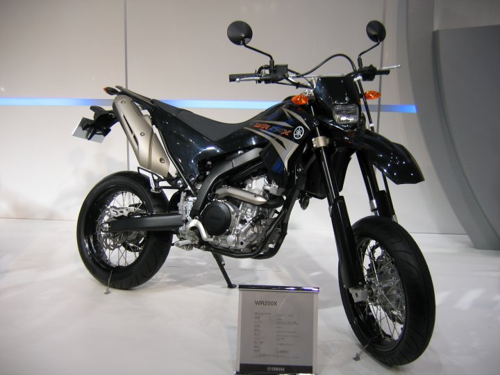 Supermotard Yamaha WR 250 X de couleur noire