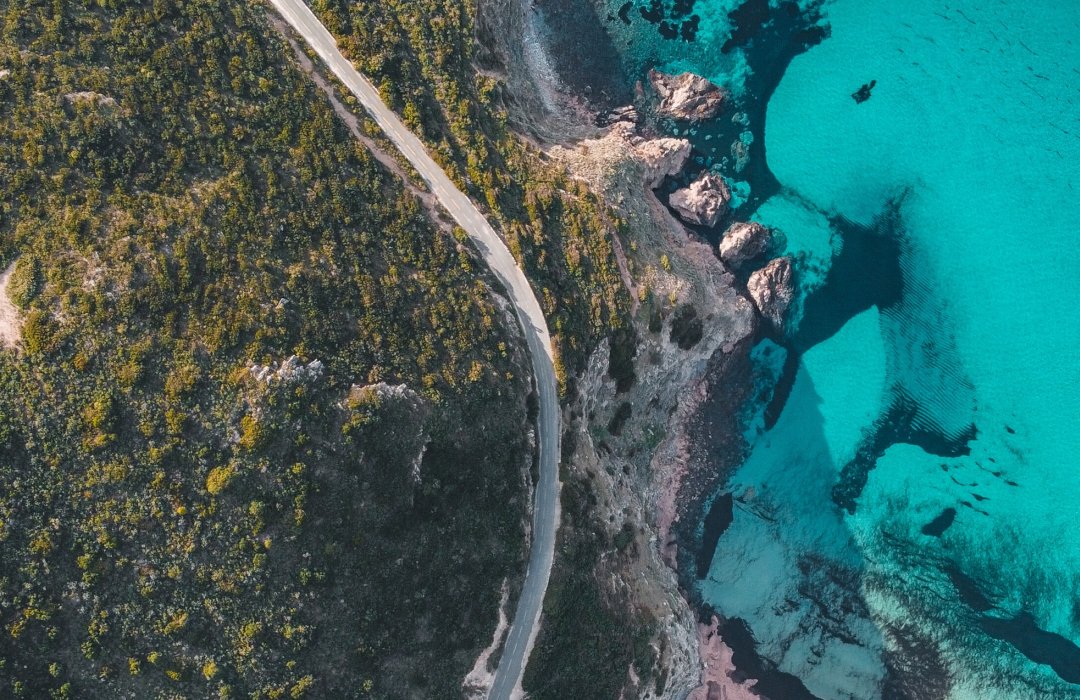 Vue aérienne d’un moto trip en Corse - roadtrip moto