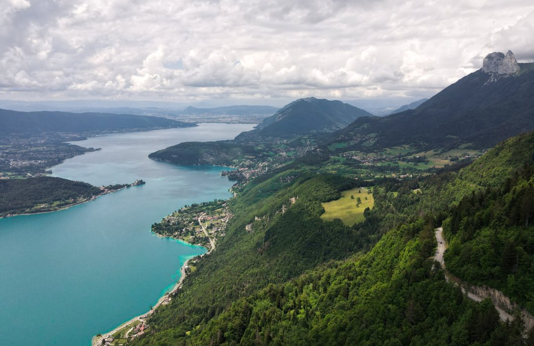 Vue aérienne du lac d’Annecy en France - roadtrip moto