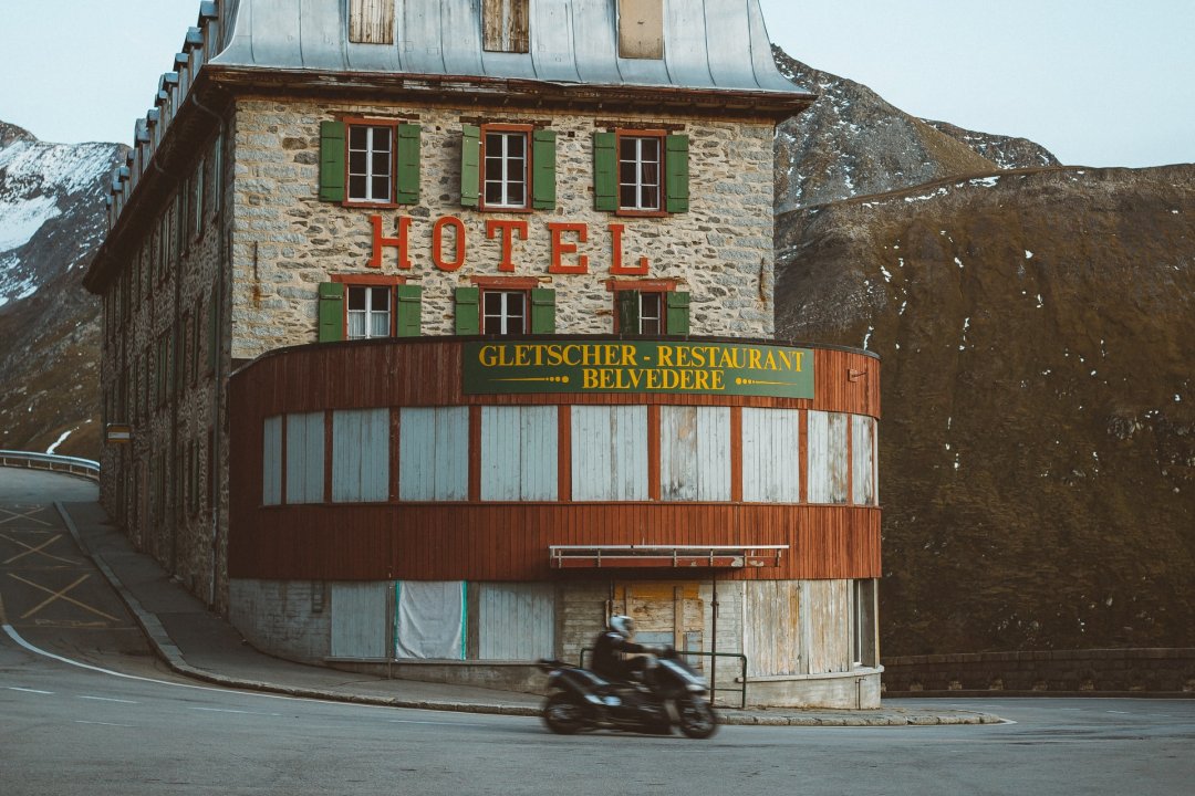 Moto passant devant un hôtel en montagne - roadtrip moto