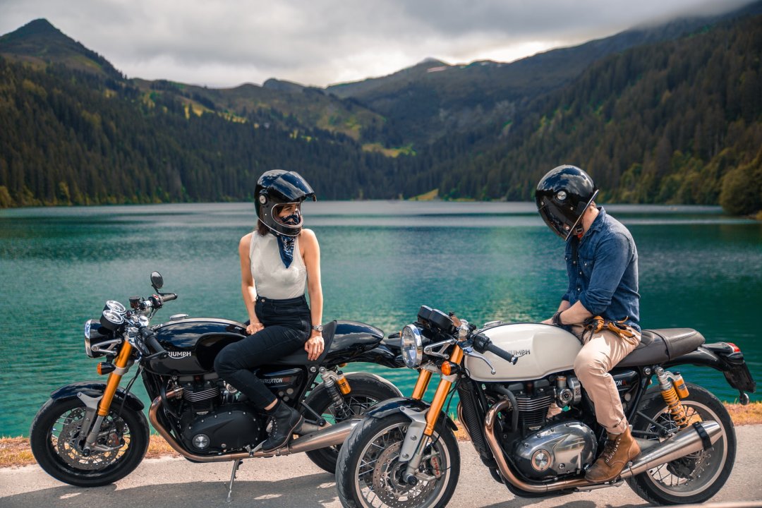 Couple en roadtrip moto roadster garés en bord de route