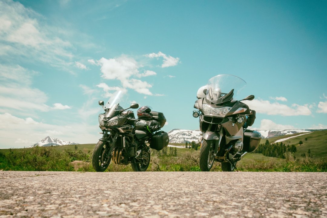 Roadtrip moto dans un paysage de montagne