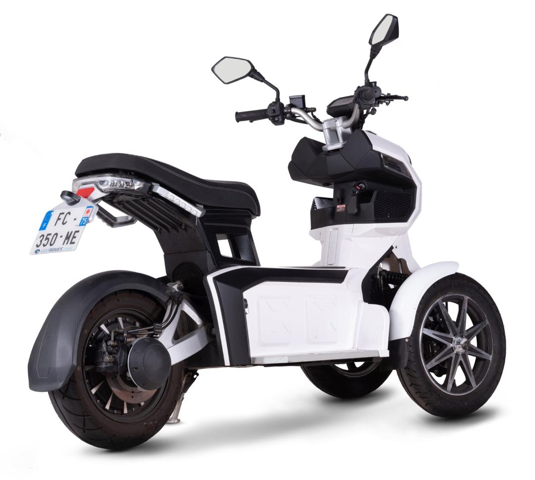 Scooter électrique Doohan iTank 125 de couleur blanche