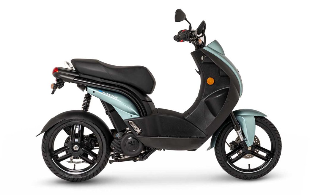 Scooter électrique Peugeot e-Ludix 50 de couleur noire et bleue