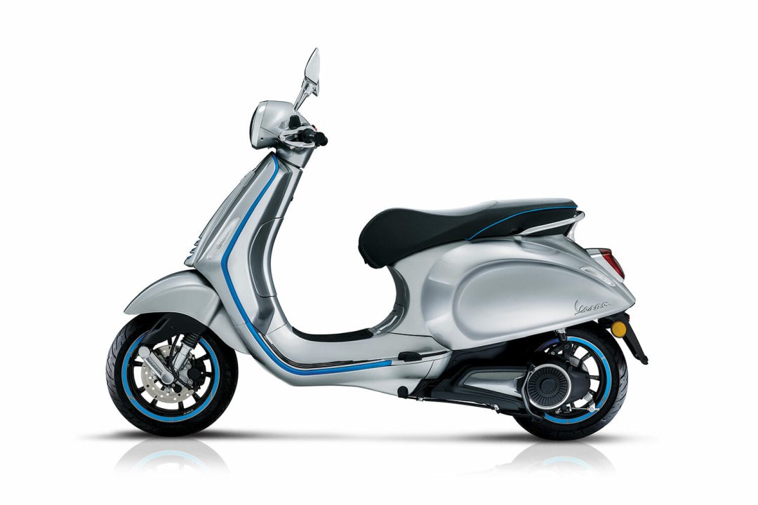 Scooter électrique Vespa Elettrica 45 de couleur grise et bleue