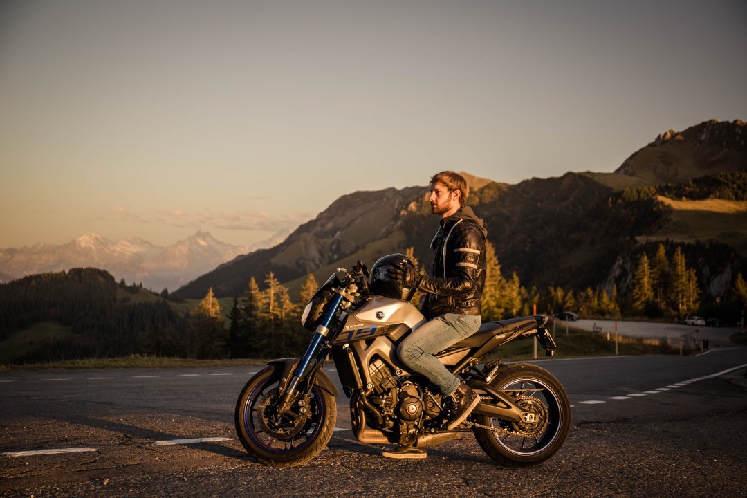 Jeune homme assis sur une moto Yamaha