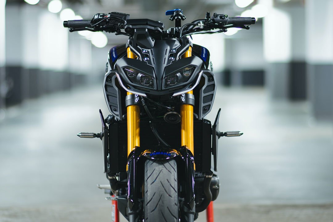 Yamaha MT-07 garé sur sa béquille centrale dans un garage