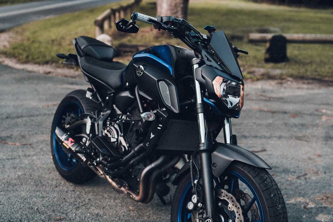 Yamaha MT-07 de couleur bleue et noire garée dans une rue