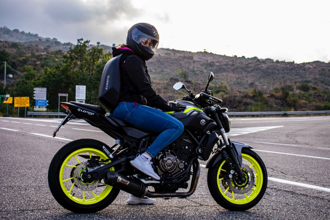 Femme conduisant un Yamaha MT-07 couleur Night Fluo