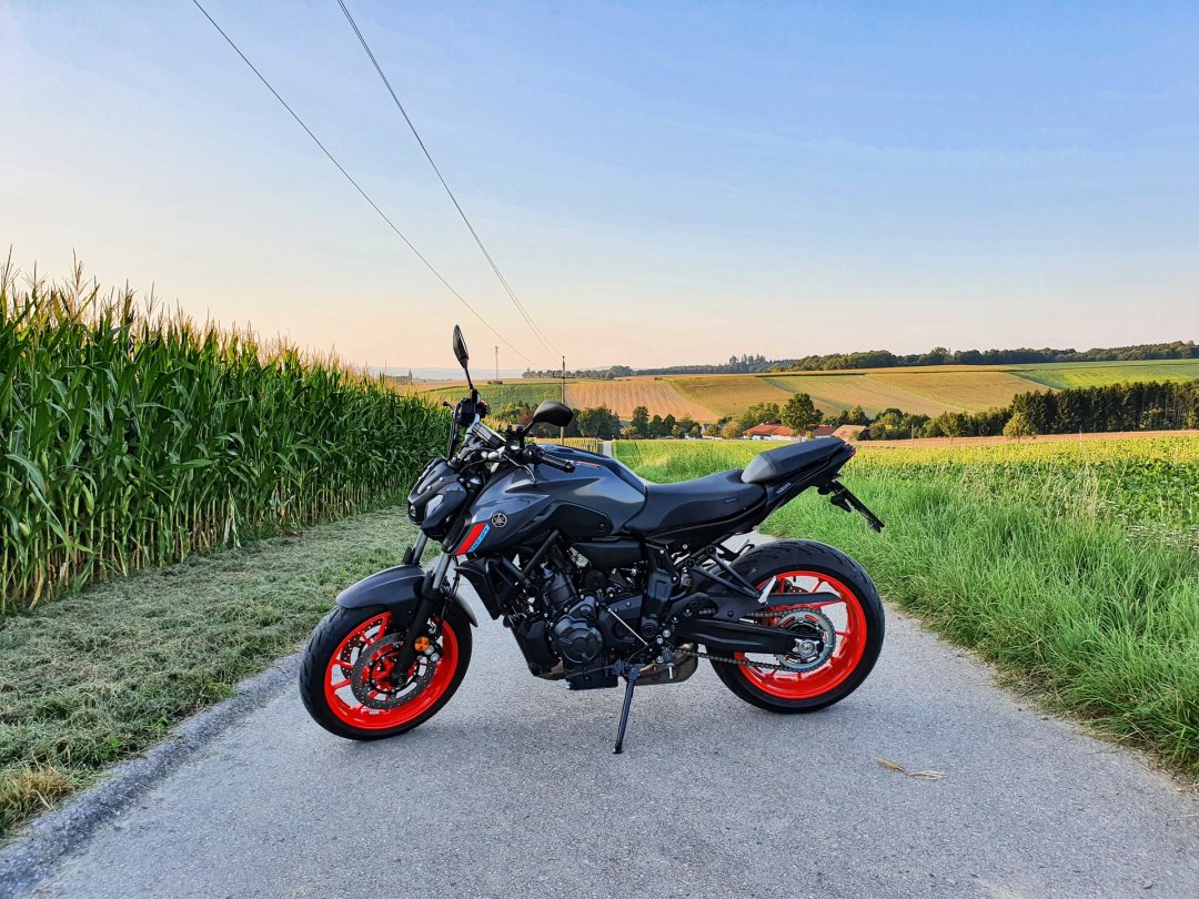 Yamaha MT-07 noir et orange garé sur une route de campagne