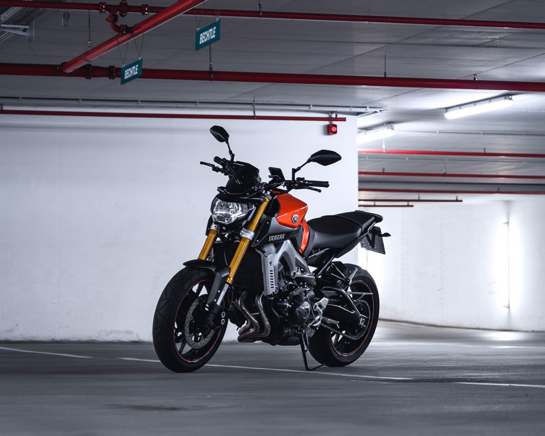 Yamaha MT-07 garé dans un parking